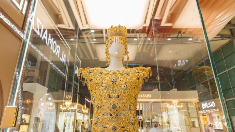 “حلة دبي” من “الرميزان” تدخل غينيس للأرقام القياسية عن فئة أثقل فستان ذهبي في العالم